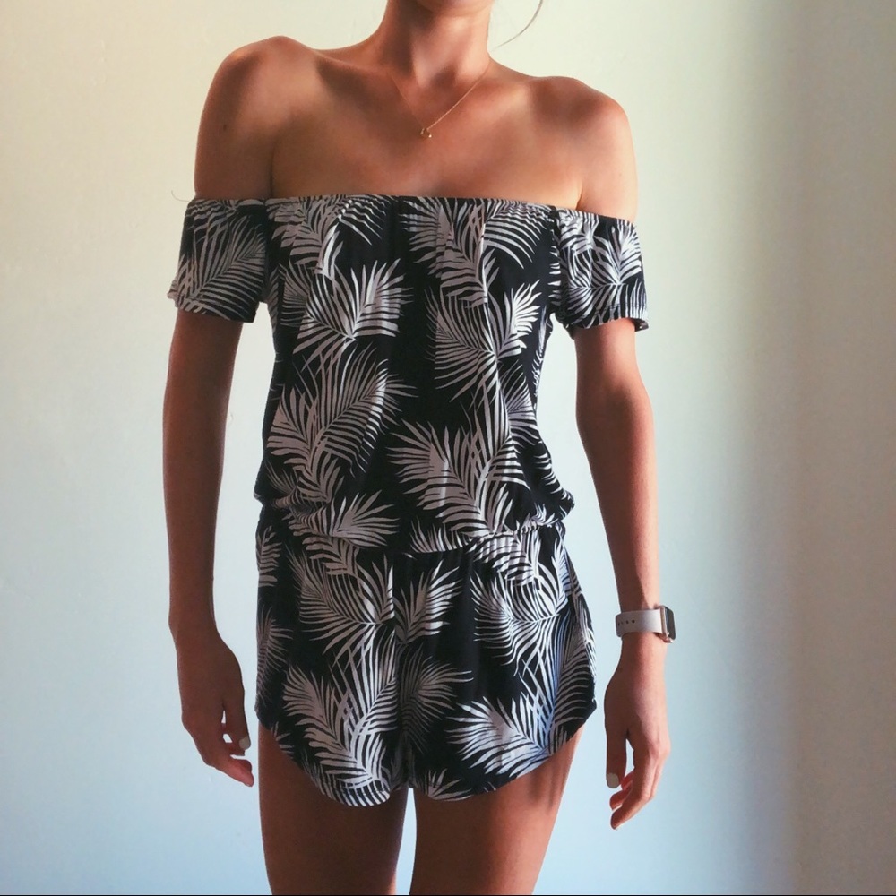 Super Cute Summer Palm Print Romper - Picture 2 of 3